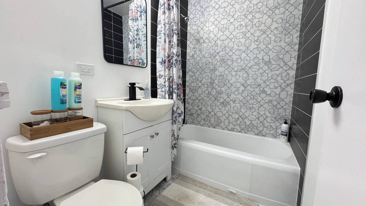 Park Forest House | Entire Cozy Home + Free Wifi + Free Parking/Central location nearby freeway