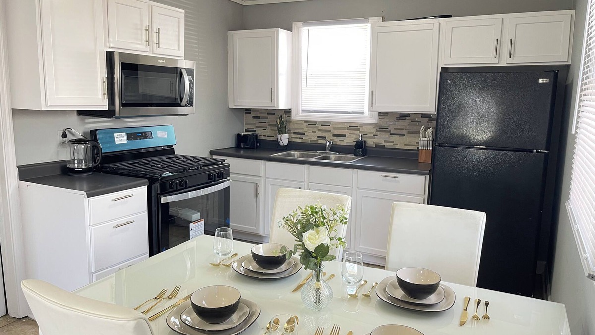 Park Forest House | Entire Cozy Home + Free Parking + Fast Wi-Fi & Located in Central Area