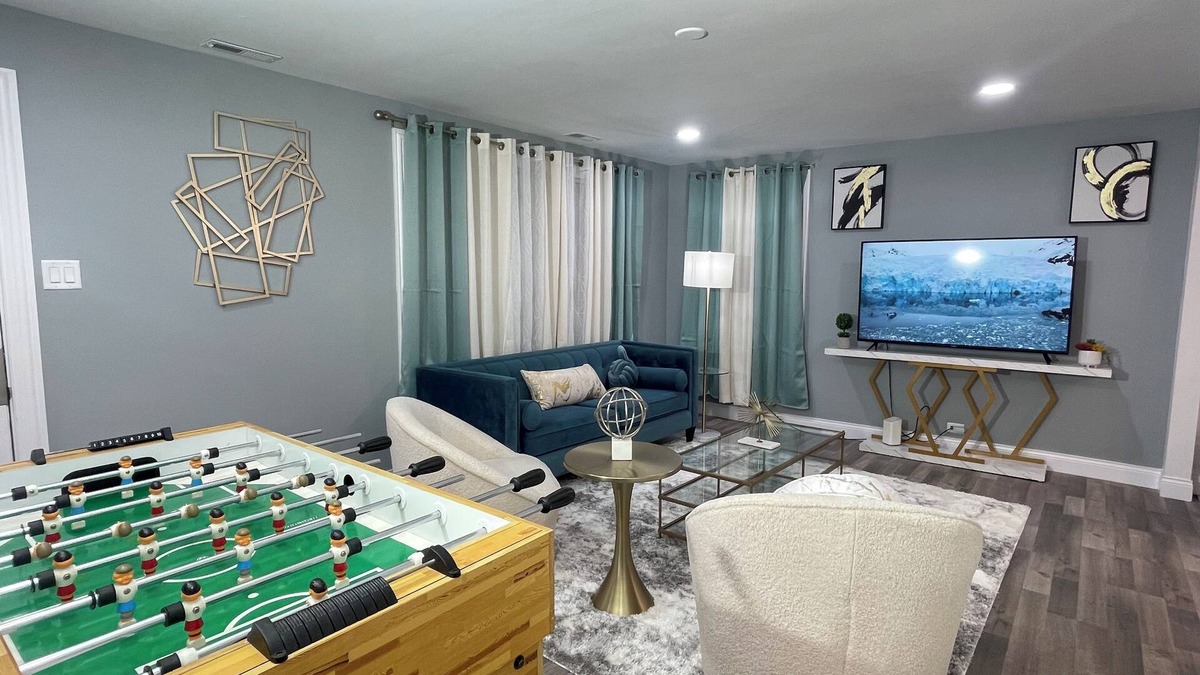 Park Forest House | Entire Cozy Home + Free Parking + Fast Wi-Fi & Located in central area