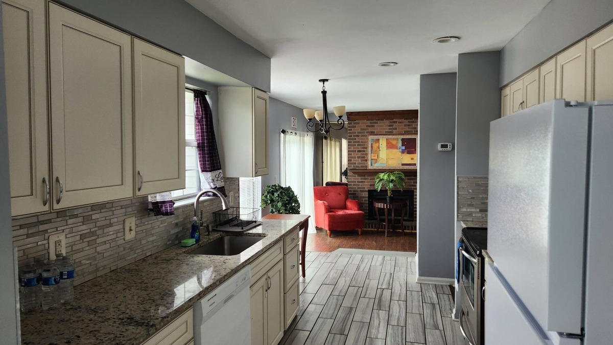 Clinton House | Entire Cozy House close to MGM, DC, Virginia