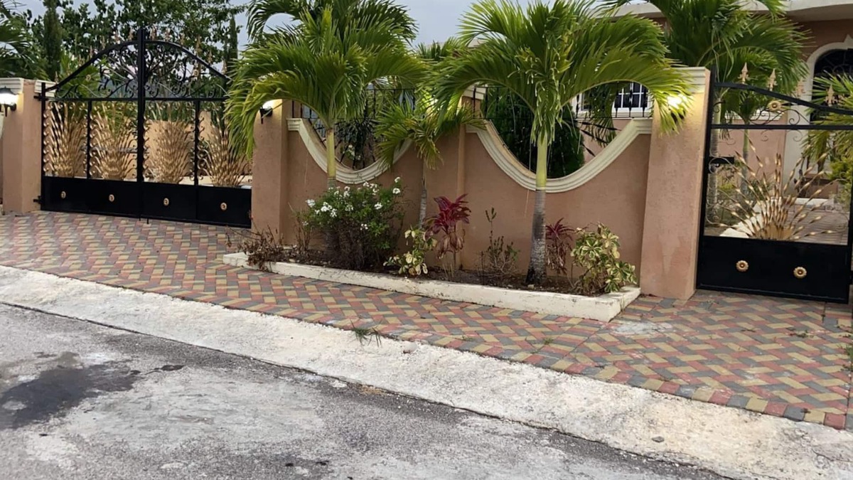Montego Bay House | Entire Cozy Luxury Meadows With Free Wifi,Parking&Hottub