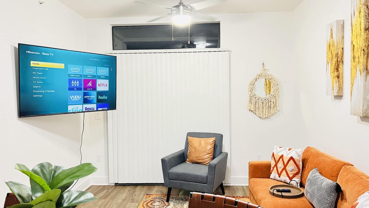 Gateway Apartment | Entire Cozy Modern Get-Away (Arboretum/Domain)