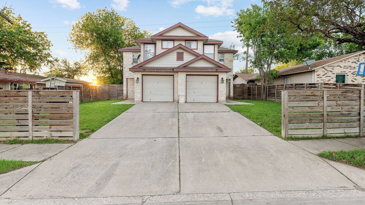 Franklin Park House | Entire Duplex - 10 Min From Downtown - Sleeps 20