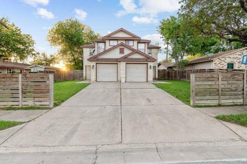 Franklin Park House | Entire Duplex - 10 Min From Downtown - Sleeps 20