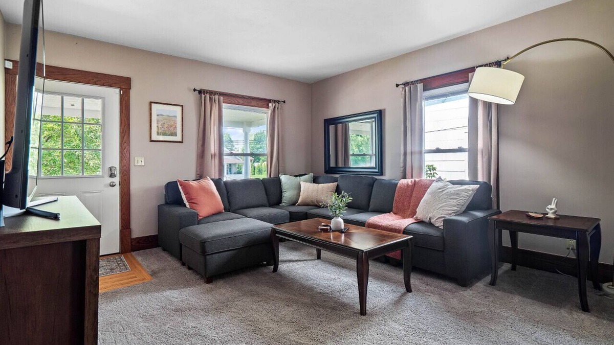 Bedford House | Entire Duplex|Historic District|Sleeps 12