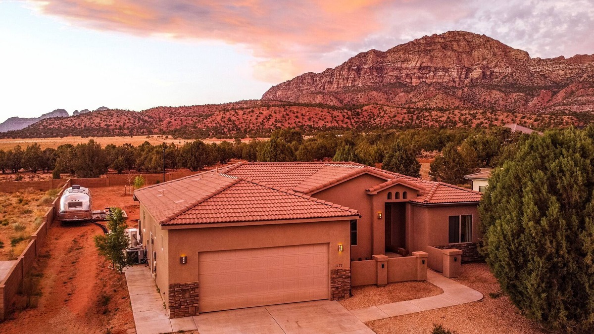 Apple Valley House | Entire Duplex - Sleeps 10 - Mountain View & Sport Court - Close to Zion NP