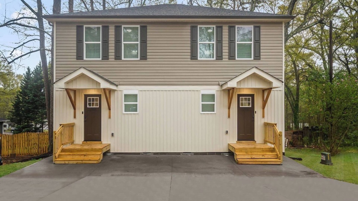 Taylors House | Entire duplex w/2 private decks, perfect for groups, near GVL & Paris Mountain