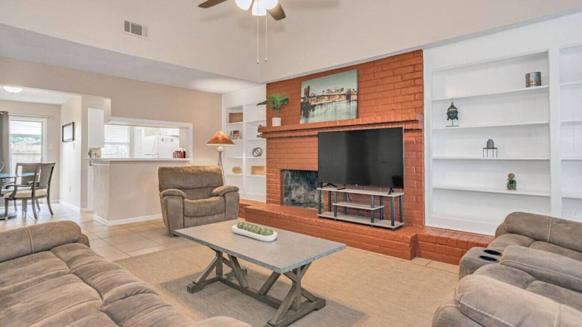 Kempwood House | Entire Duplex with 6 Bedrooms for Large Groups
