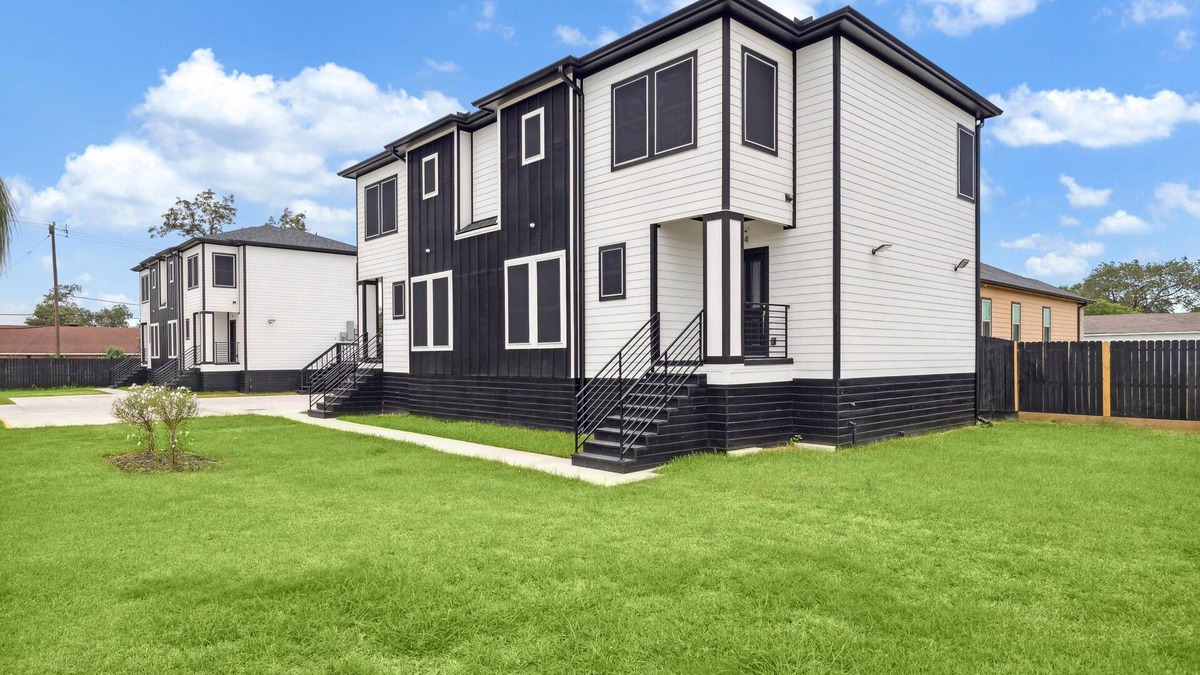 Northside House | Entire Duplex with 6-beds, AC, WiFi and a View of Downtown Houston!