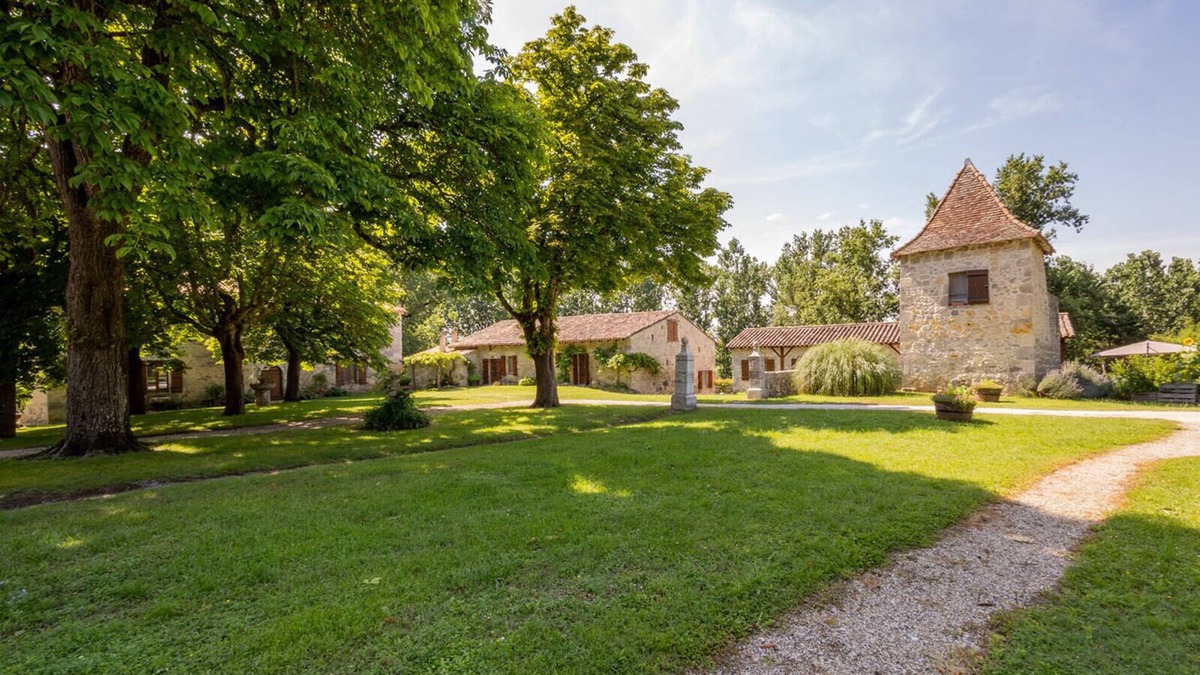 Nerac House | Entire estate-3 charming houses -16 pers. Private forest&pool -30 min from Agen