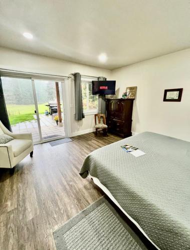 Eastsound Apartment | Entire Guest Suite on Orcas Island Golf Course