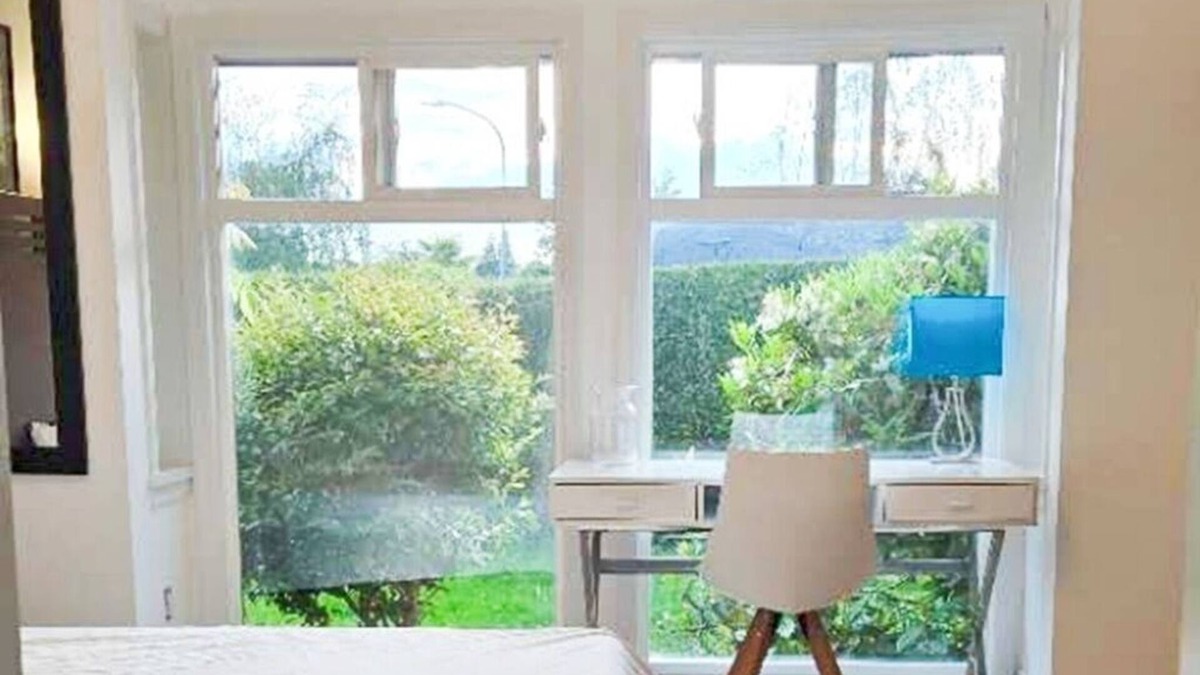 Steveston House | Entire Guest Suite studio private Luxury Bathroom Free parking Separate entrance