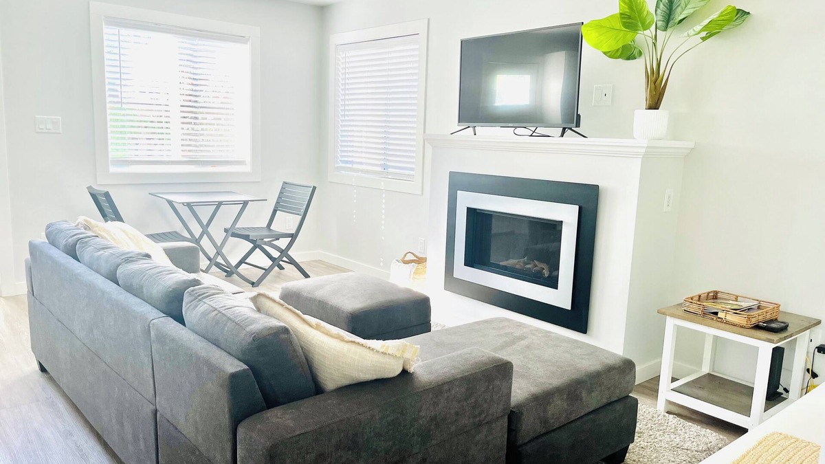 Esquimalt House | Entire guesthouse in Victoria, BC, Canada