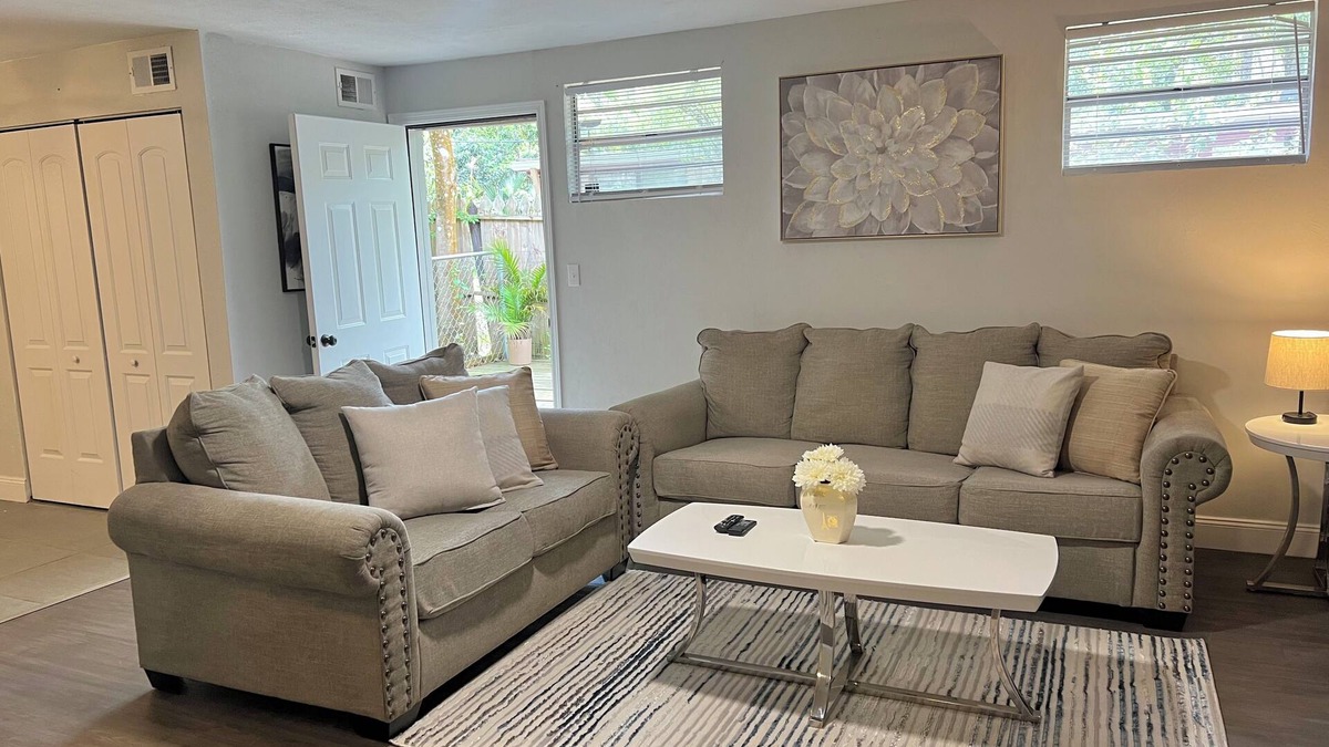 Gainesville House | Entire Guesthouse very cozy 1bed ,1bath only 2.1 miles to Campus private Parking