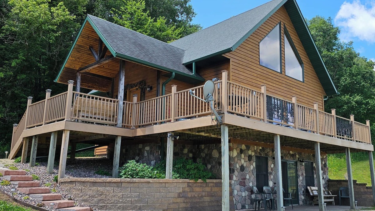 Cochrane House | Entire high-quality lodge well equipped and tranquil - See ALBINO deer!