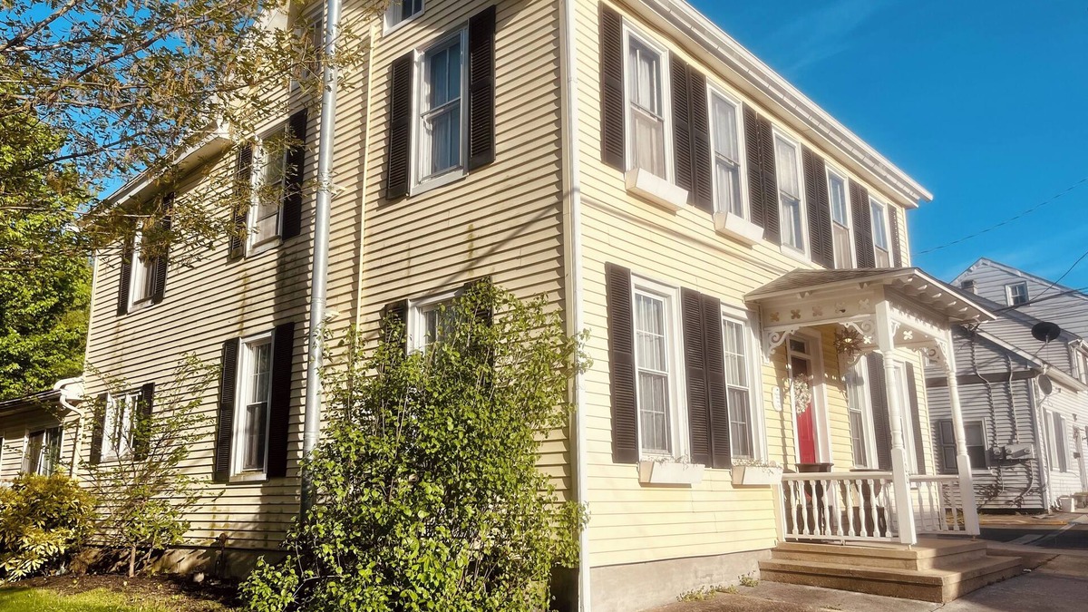 Ono House | Entire Historic Home with so much space! Huge family room & playroom for kids!