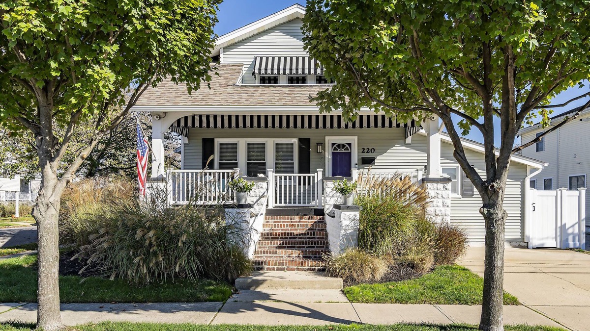 Wall House | Entire Home, 2 Blocks to Beach, Lots of amenities, beach badges & EV charger.