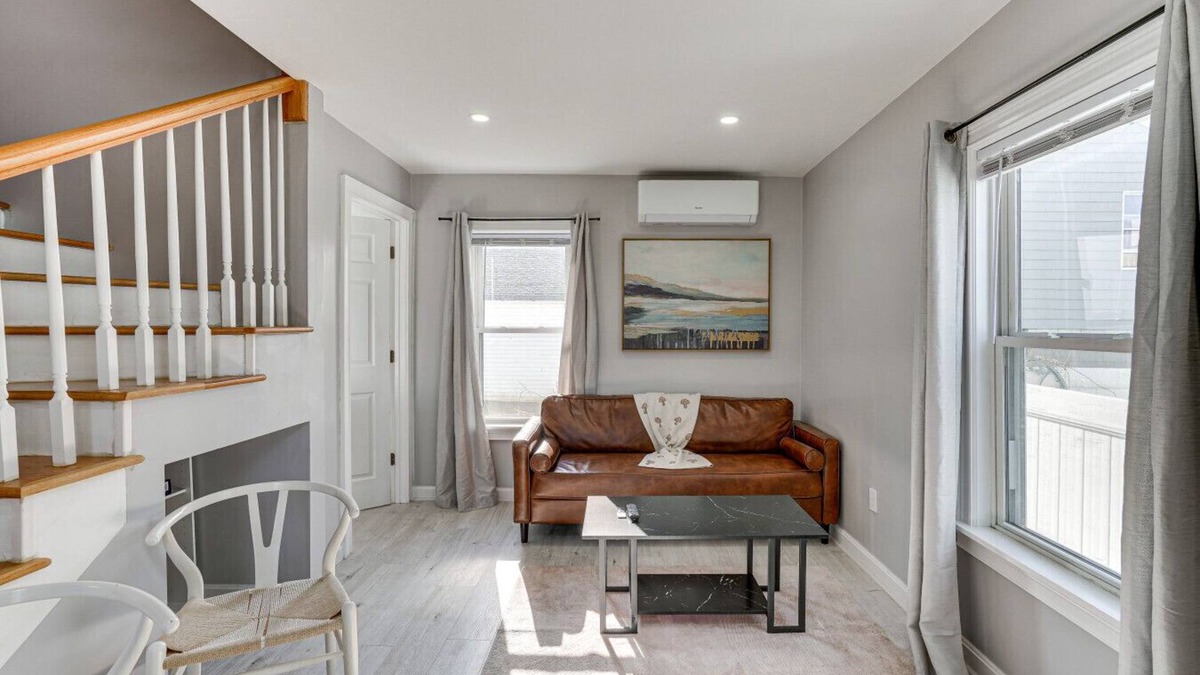 Lynn House | Entire Home 2BR 2BTH Quite Area with parking