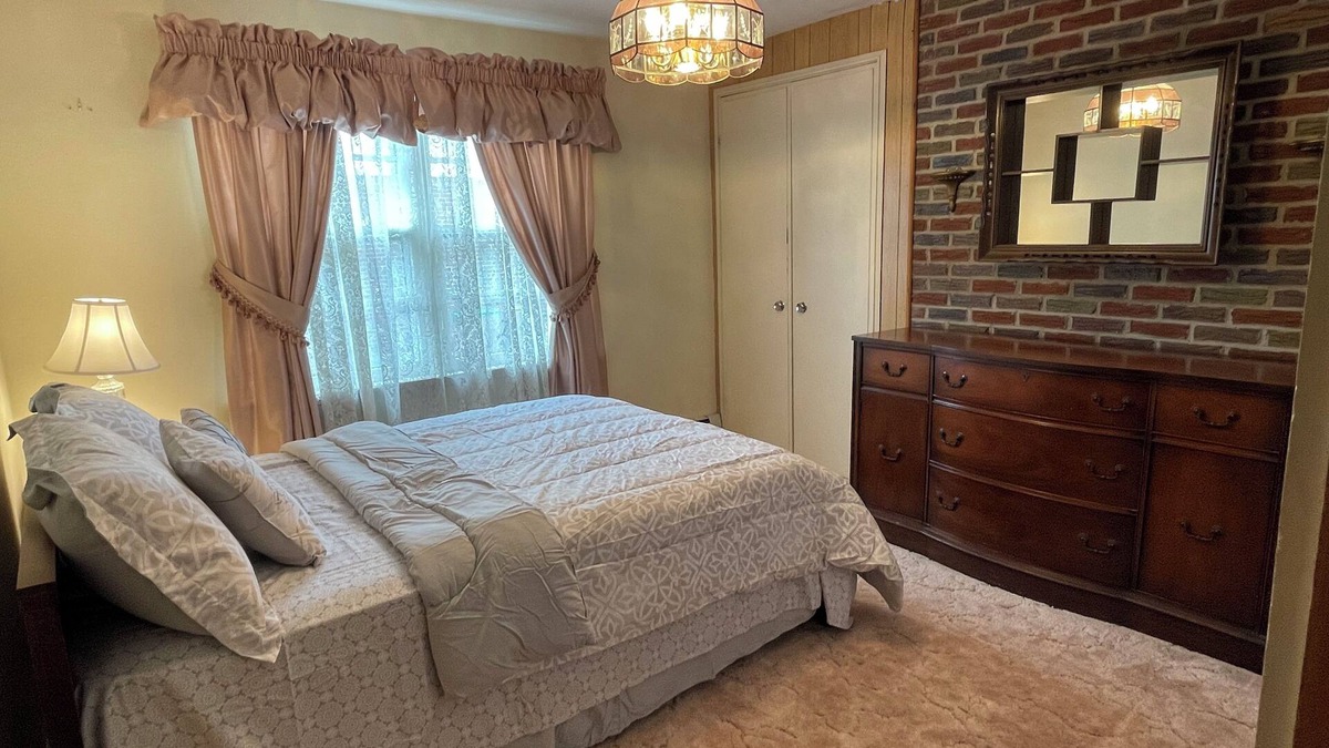 Cheektowaga House | Entire Home 3 Bedroom 1 Bath 6 Guests - Convenient Location close to Airport