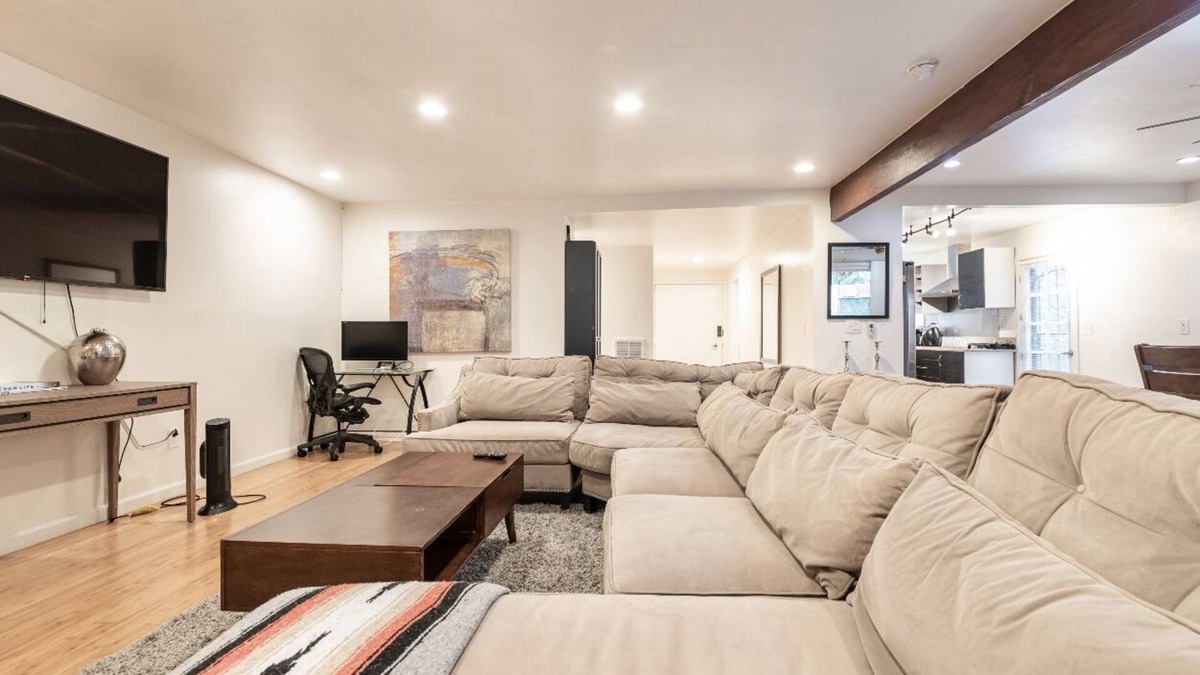 Circle Area House | Entire Home 3B 2Ba