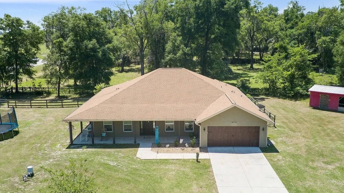 Ocala Other | Entire Home, 5 minutes to WEC and FAST, 3bd, 3 bath FENCED 1 acre King bed.