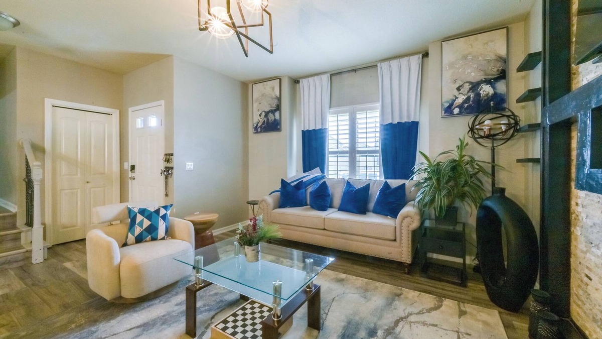 Ankeny House | Entire Home-Beautiful 4BR, 3.5BA Retreat in Ankeny, Iowa 2 King Beds, Fenced, AC