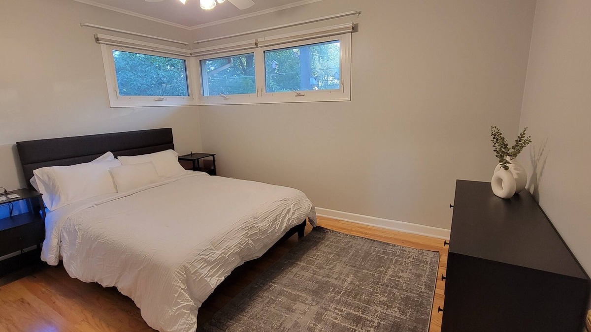 Northbrook House | Entire home, close to highway, serene neighborhood