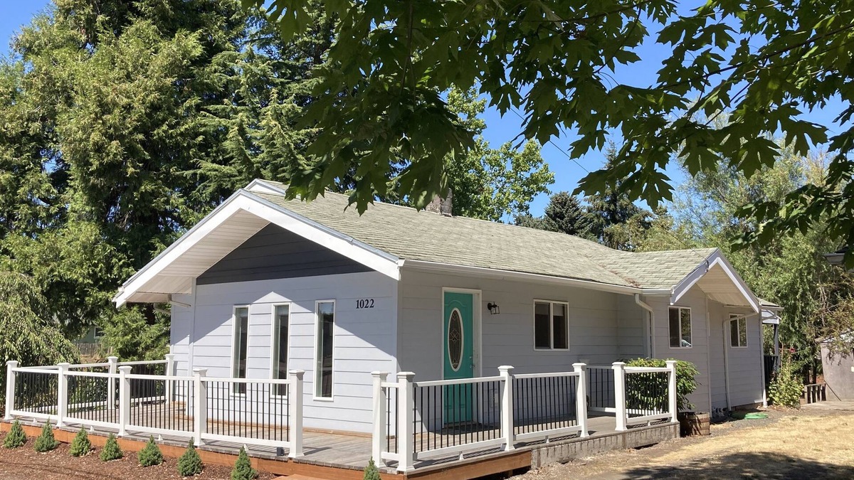 Independence House | Entire Home & Fenced Yard For Family & Pets