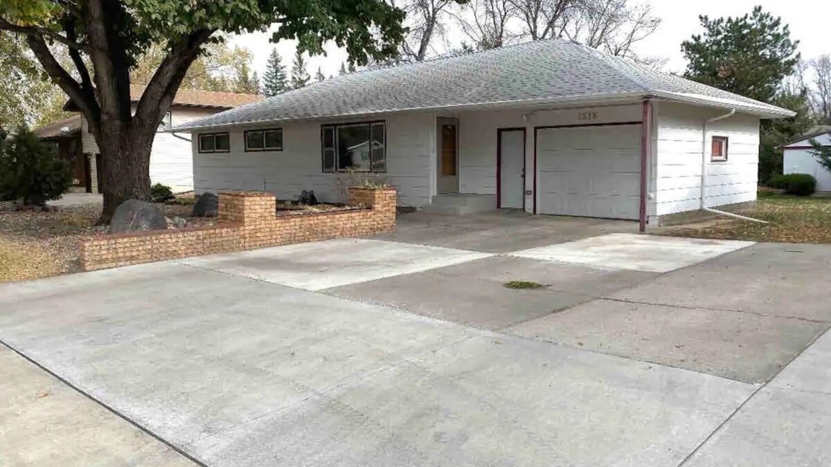 Aberdeen House | Entire home in Aberdeen South Dakota