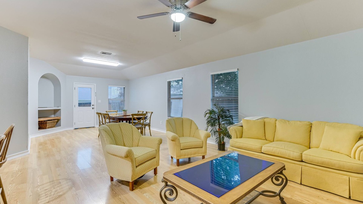 Stoney Ridge House | Entire home in Del Valle with backyard. Pet-friendly!