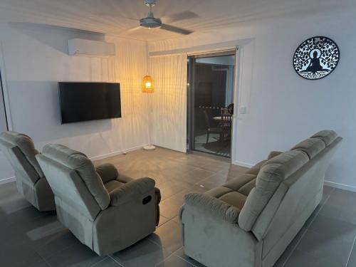 Park Ridge House | Entire home in ParkRidge 4BedR 2BathR 3LivingR 8PP