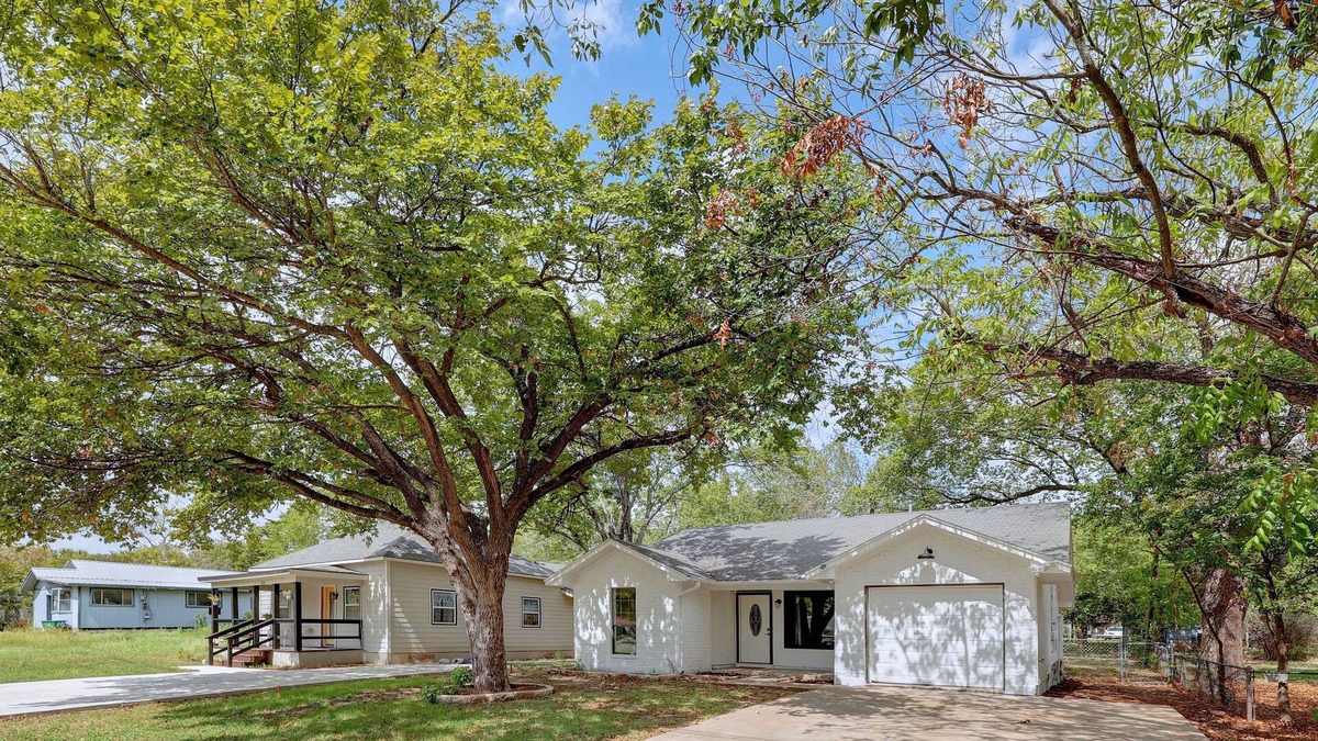 Taylor House | Entire home in Taylor, just minutes from the new Samsung plant.