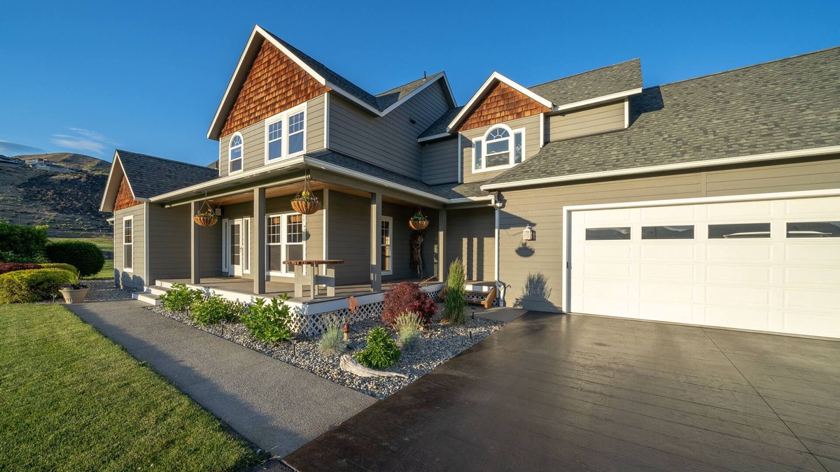 Chelan House | Entire Home on 1.5 acres. Sleeps 2-12 with 2 Master Suites - 2 miles to Chelan