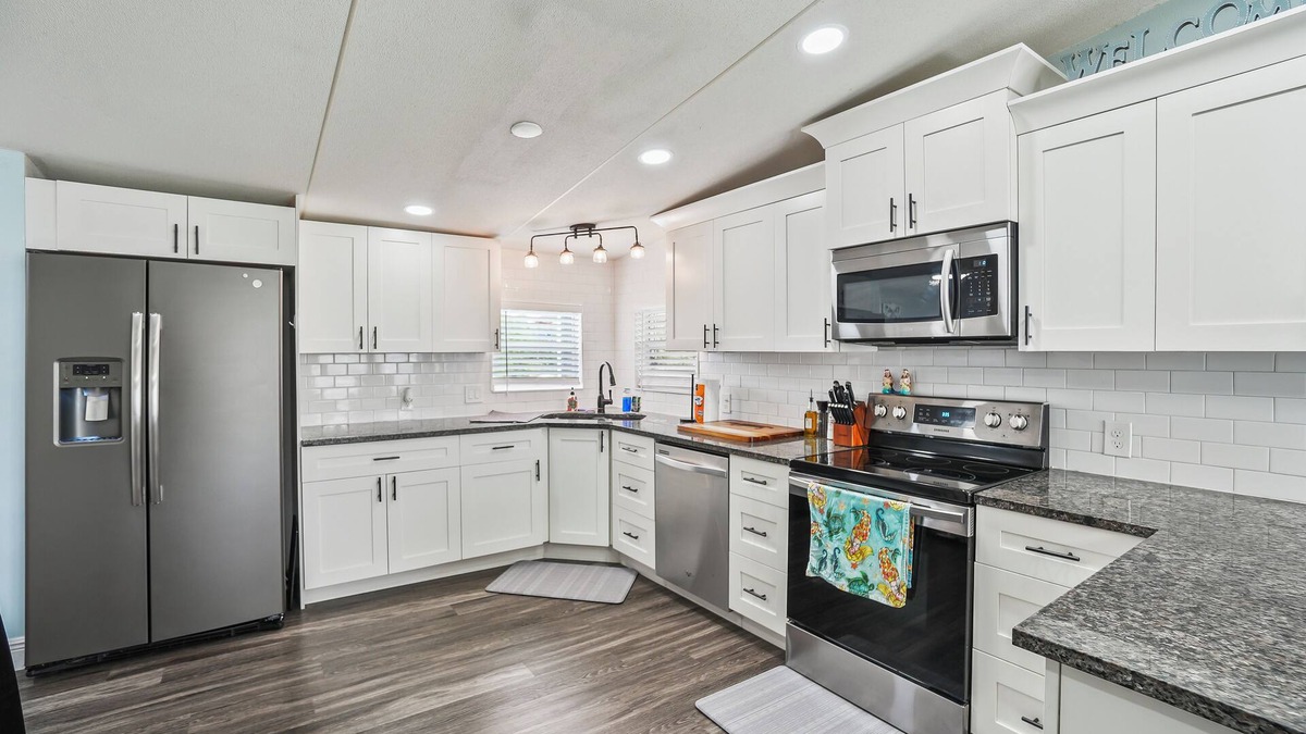Weeki Wachee Gardens House | Entire Home on the water! 3/2