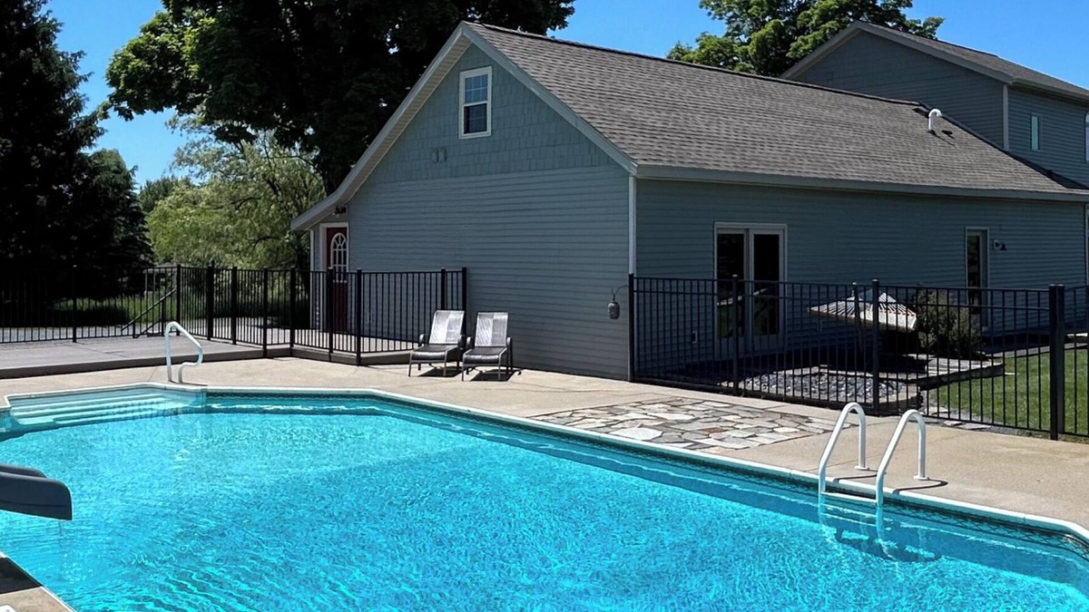 Ludington House | Entire Home,Quiet & Spacious with Swimming Pool, 9 minutes from Lake Michigan