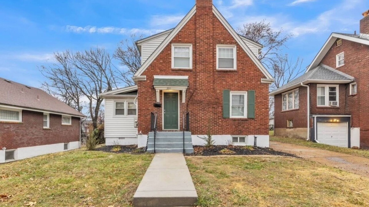 Pine Lawn House | Entire Home Sleeps 8