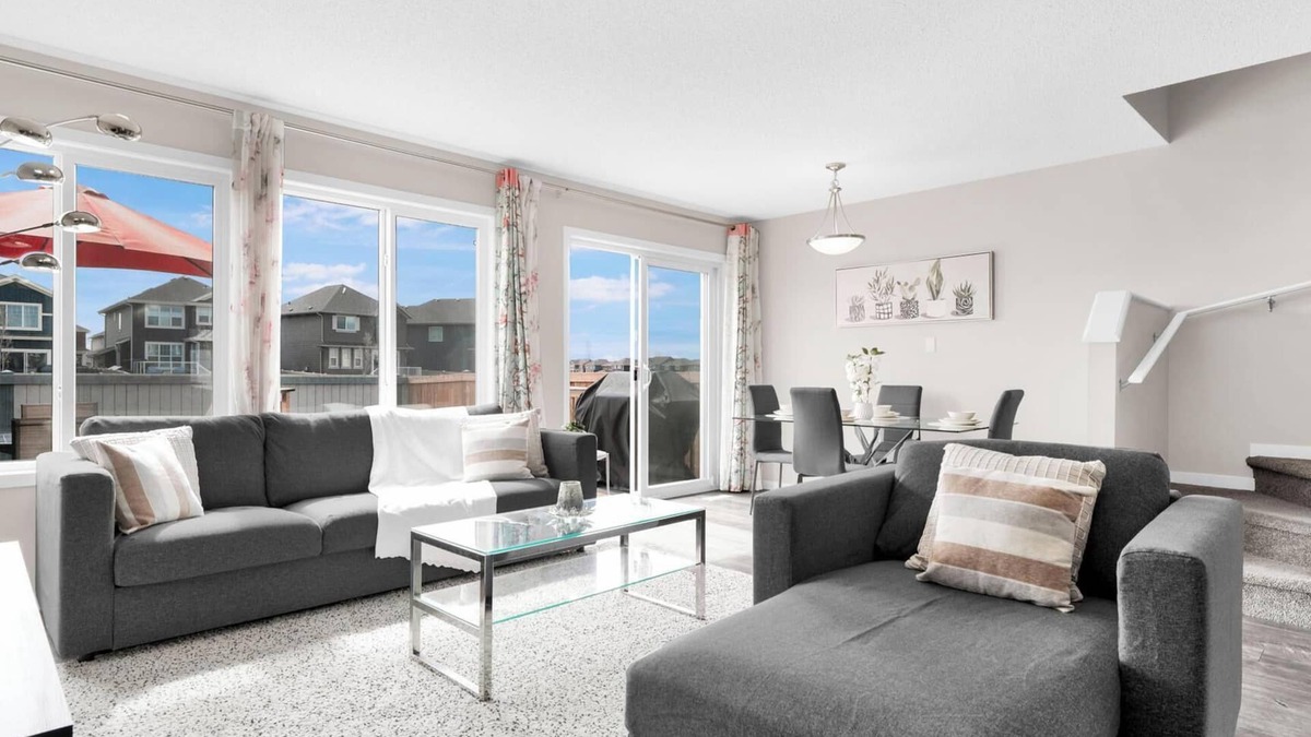 Southeast Edmonton House | Entire Home Spacious 4 bed 2.5 bath Duplex with a huge backyard!