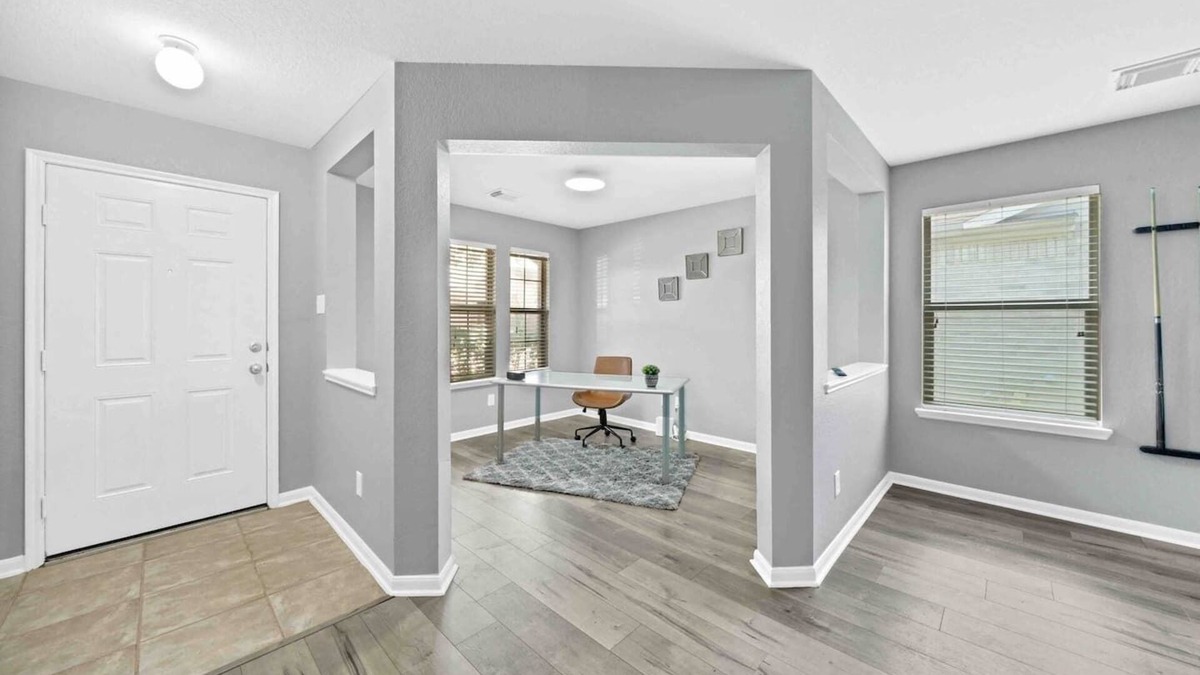 Houston House | Entire Home w/King Bed, Pool table, 65 in smart TV, Jacuzzi bath
