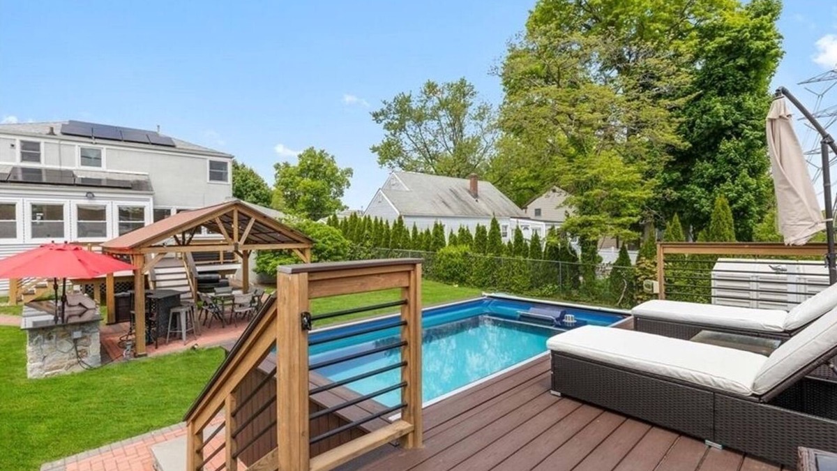 Northeast Yonkers House | Entire home with pool, gym, home theater, and much more…Only 10 min from NYC.
