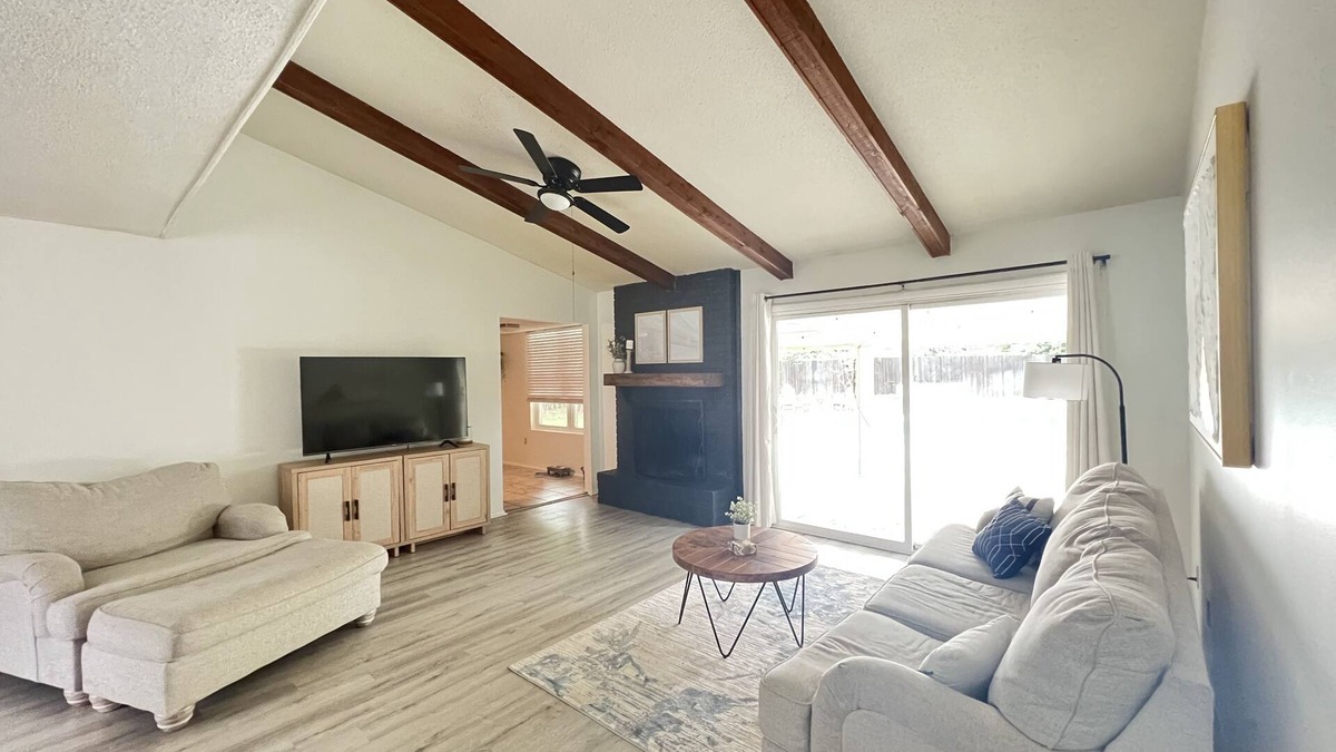 Savannah House | Entire Home with Private Pool! 🐕 friendly! 3bd, 2 bath.