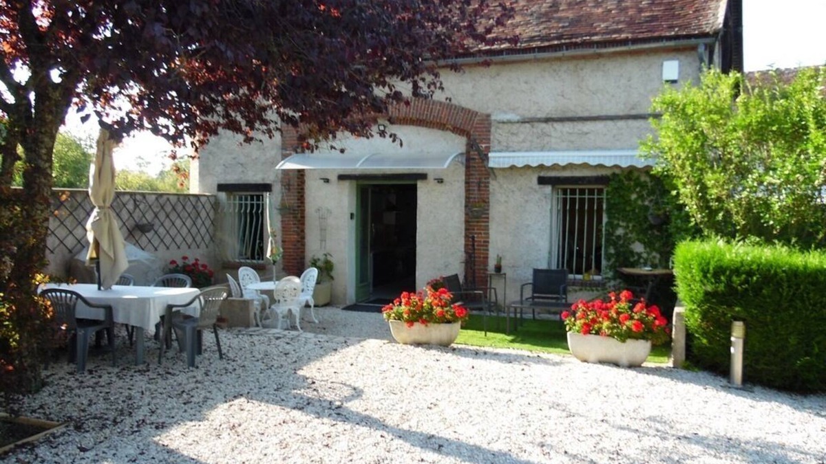 Villiers-sur-Tholon House | ENTIRE HOUSE 3 BEDROOMS. 5 people 145 € PER NIGHT WIFI SWIMMING POOL JACUZZI