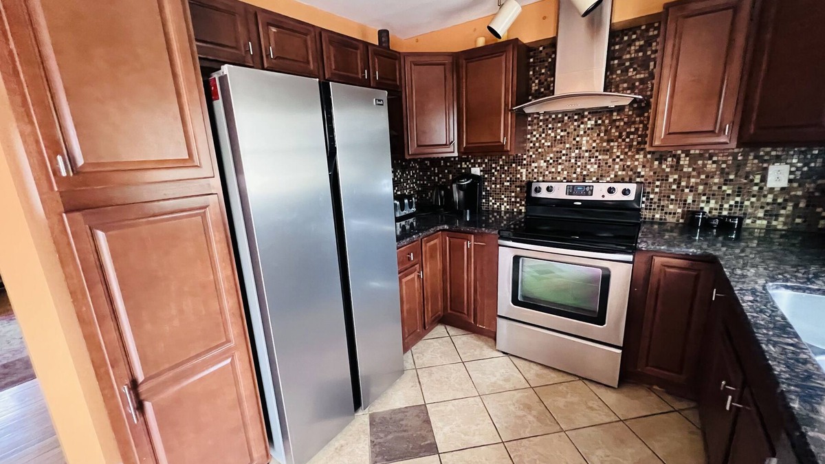 Bethpage House | Entire House - 4 Bed 3 Bath - Large Backyard close to Bethpage Park