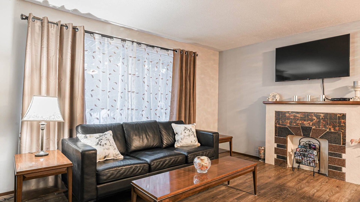 Northwest Calgary House | Entire house, 6 BR/3BA, All Queen Beds, Central location