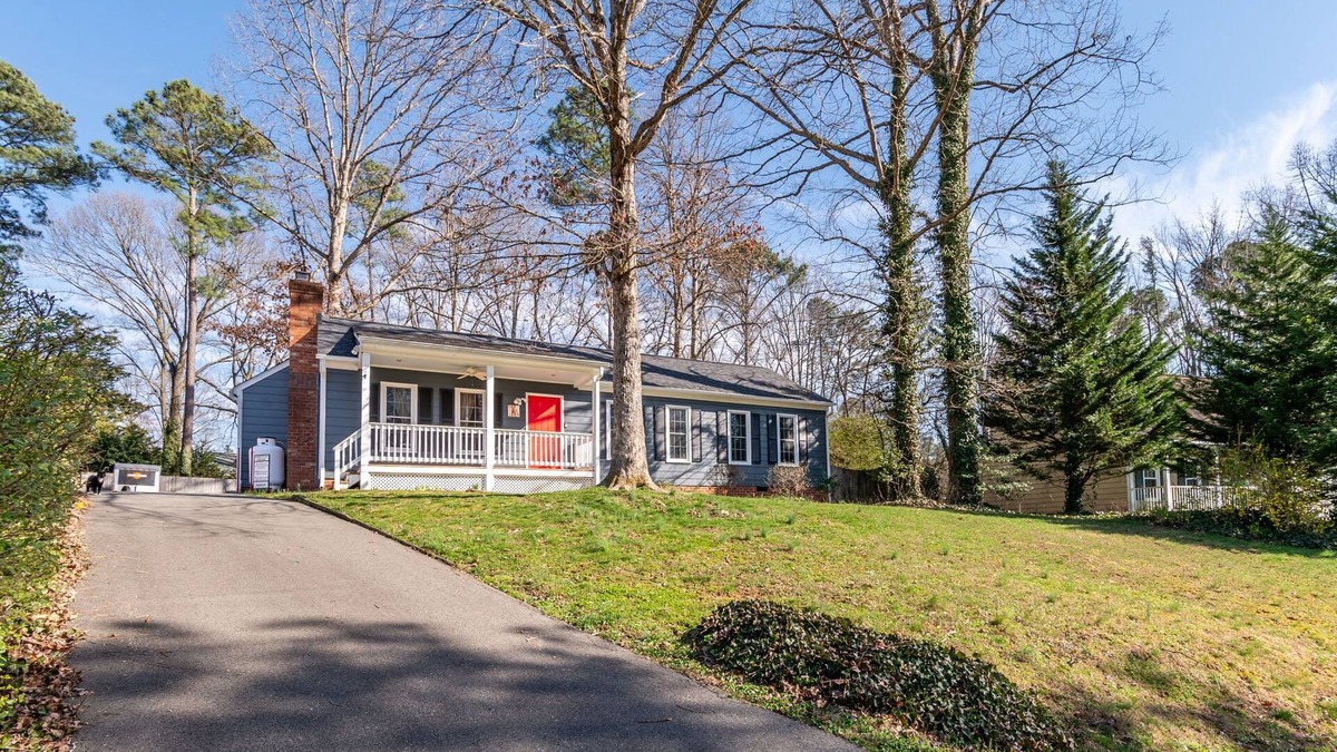 Midlothian House | Entire house, fully fenced in back yard. Close to everything.