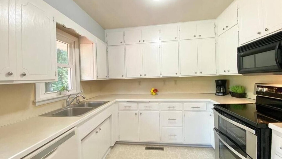 New Brighton House | Entire house sleeps 9, 7 min to Long Lake Reg. Park, 12 min to MN State Fair!