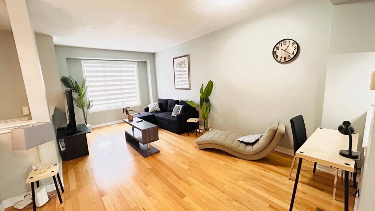 Brampton House | Entire house sleeps upto 12guest+ with parking clean,stylish pet/family friendly