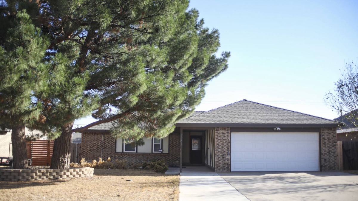 Midland House | Entire House - Suited For Your Needs - Sleeps 10 - Stainless Steel Propane Grill