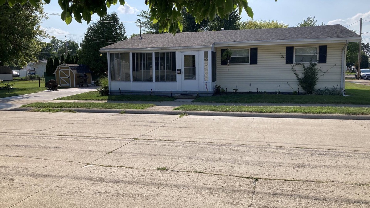 Port Clinton House | Entire house two blocks from Lake Erie beach & one block from park/playground