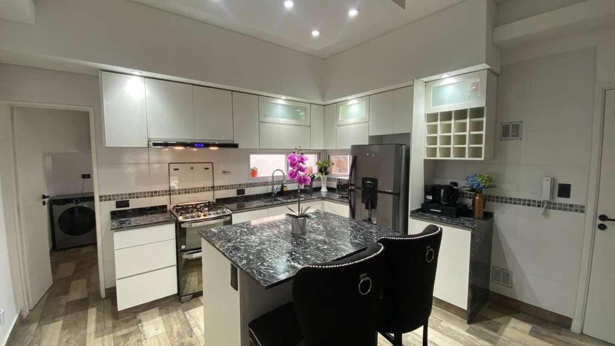 Valentin Alsina House | Entire House whit Balcony and Private Patio