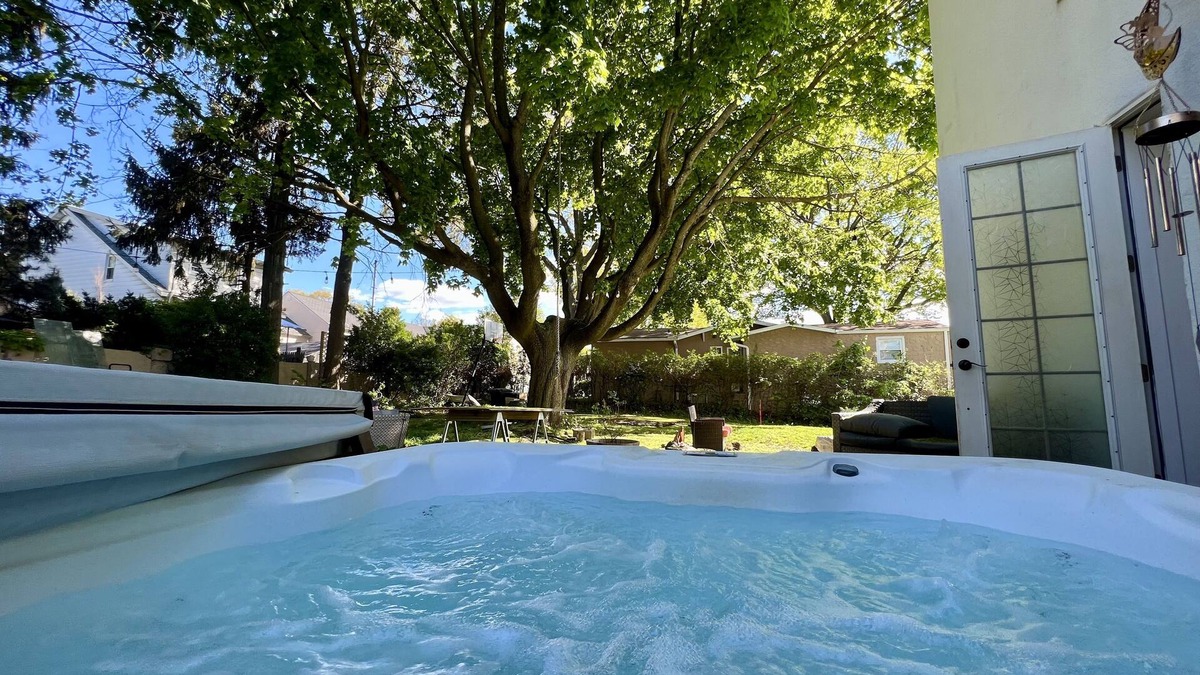Southeast Yonkers House | Entire house with Hot Tub 25 Mins to Manhattan